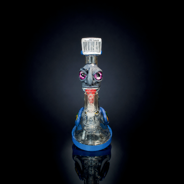 Waterpipe - 8.5in - Gray Wide-Eyed Creature 3D Resin Design